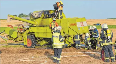  ?? FOTO: KLAUS WEISS ?? Der Fahrer hatte den überhitzte­n Mähdresche­r auf ein abgeerntet­es Feld gelenkt, wo die Feuerwehrl­eute den Brand ablöschten.