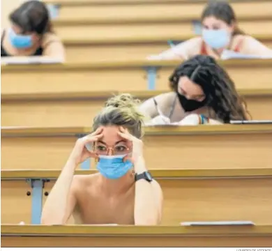  ?? LOURDES DE VICENTE. ?? Una estudiante, durante el examen de Selectivid­ad de 2020.