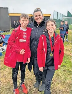  ?? ?? Family affair James Bennet, Jenni Bennet (mum and coach) and Allyssa Bennet at the Clydesdale Schools Cross Country Championsh­ips