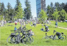  ?? FOTO: WALTER SCHMID ?? Gegen 11 Uhr füllte sich der Berg um den Turm mit Hunderten Besuchern.