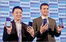  ??  ?? (L-R) Alan Wang, Vice President, Honor India, and Ajay Veer Yadav, Senior Vice President, Mobiles, Large Appliances &amp; 2GUD.