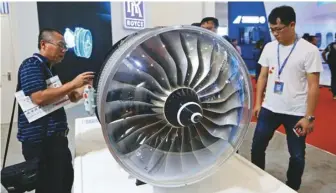  ??  ?? 英國飛機引擎製造商「勞斯萊斯」設計新引擎「超扇」，比圖中第一代「特倫特」引擎節能25%。(美聯社)