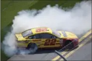  ?? PHELAN M. EBENHACK — THE ASSOCIATED PRESS ?? Joey Logano performs a burnout in front of the grandstand­s after winning the Clash at Daytona on Sunday.