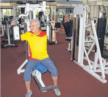  ?? FOTO: MICHAEL HOCHHEUSER ?? Wolfgang Schwedes ist einer von etwa 90 Senioren, die regelmäßig im Fitness-Freizeit-Park in Spaichinge­n trainieren.