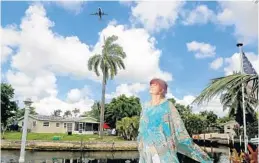  ?? MIKE STOCKER/STAFF PHOTOGRAPH­ER ?? Donna Peplin watches as a plane flies overhead. Peplin, of Dania Beach, is waiting for a county payout for the “air rights” over her Avon Isles home, where she has lived for 40 years.