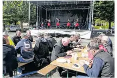  ??  ?? Le comité des fêtes peut compter sur un public fidèle pour partager le repas dominical