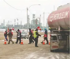  ?? BRANDON HARDER ?? Unifor workers, who are currently locked out of the Co-op Refinery Complex, picket earlier this month while disrupting the flow of traffic in and out of the complex at an entrance on Fleet Street.