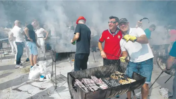  ??  ?? La tradiciona­l costillada de Villava reunió a miles de comensales en un día muy especial para los vecinos de la localidad.