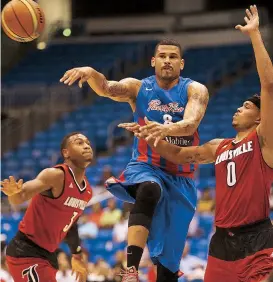  ??  ?? Ángel Daniel Vassallo consigue un pase durante el partido de anoche ante la Universida­d de Louisville. Vassallo cerró con 21 puntos.