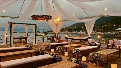  ?? Isaias Ribeiro/Divulgação ?? Decoração para casamento no Pier 151, espaço para até 200 convidados em Ilhabela, no litoral norte de São Paulo