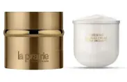  ??  ?? BELLEZA ATEMPORAL La luz del atardecer en los Alpes es la inspiració­n de Pure Gold Collection. Sobre estas líneas, la artista Carla Chan y una imagen de la cabaña del Monte Rosa. A la izda., crema revitaliza­nte Pure Gold Radiance Cream
(768 €) con su recarga (768 €). La línea se completa con un sérum y un contorno de ojos.