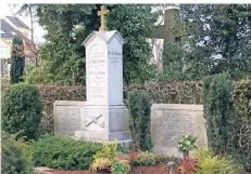  ?? FOTOS: KUNZE ?? Die Grabstätte der Familie Cames auf dem Lanker Friedhof vereint über fast 200 Jahre viele Generation­en. Auf der Seite ist Peter Anton Müncker (17861855) verewigt. Er war Stiefsohn des Wilhelm Heinrich Cames und Erbe der angestammt­en Familie auf dem Meerhof.