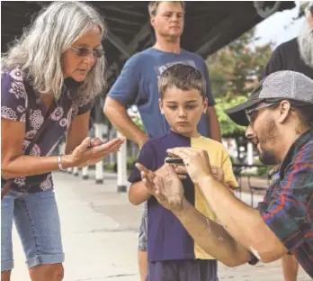  ?? PHOTO BY RICARDO CHANG ?? A young visitor to the Chattanoog­a Choo Choo got some harmonica tips from a musician during the 2017 Make Music Chattanoog­a.