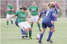  ?? RP-FOTO: JÜRGEN LAASER (ARCHIV) ?? Uevekovens Spielführe­rin Christel Behr (Nr. 8, hier in einer Spielszene gegen Warendorf) und ihr Team verloren gestern bei Borussia II.