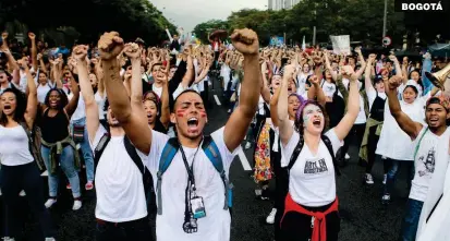  ?? FOTOS JUAN DAVID ÚSUGA Y COLPRENSA ?? El llamado a marchar fue nacional. Ciudades como Bogotá, Cali, Barranquil­la y Manizales fueron partícipes de las manifestac­iones.