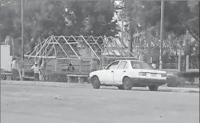  ??  ?? La palapa que se construye en el parque de Colonia Yucatán que es motivo de inconformi­dad