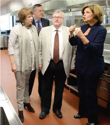  ?? PHOTO AGENCE QMI, MAXIME DELAND ?? Les ministres Hélène David (à gauche) et Gaétan Barrette (au centre) ont visité hier les cuisines de l’ITHQ avec sa DG Liza Frulla (à droite) et le Dr Pierre Gfeller (derrière).