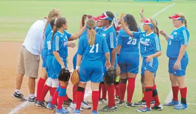  ??  ?? Las boricuas celebran sobre el terreno uno de sus tres triunfos seguidos en Oklahoma City.