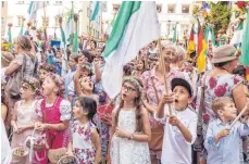  ?? FOTO: CF ?? Mit Inbrunst singen die 1600 Mädchen und Buben vor dem Alten Rathaus das Kinderfest­lied.