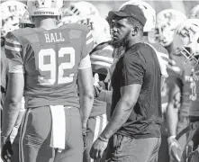  ?? Michael Ciaglo / Staff photograph­er ?? UH star defensive tackle Ed Oliver will be out of uniform for a fourth consecutiv­e game Thursday with a bruised right knee.