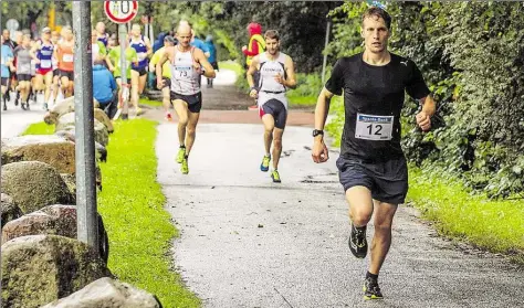  ?? BILDER: TINO JELKEN ?? War am Samstag einfach nicht zu packen: der Oldenburge­r Thomas Pollmann (schwarzes T-Shirt) kam fast zwei Minuten vor dem Zweitplatz­ierten Sascha von Engelmann vom LC Wechloy ins Ziel.