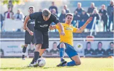  ?? FOTO: VOLKER STROHMAIER ?? Die SGM Erlenmoos/Ochsenhaus­en (links Rafael Birkle) gewann gegen den FV Biberach II (hier Maximilian Zeller).