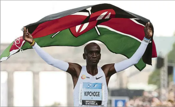  ?? FOTO: GETTY ?? Eliud Kipchoge, el domingo tras batir su propio récord mundial.
El keniano ha ganado 15 de 17 maratones disputadas y le pertenecen cuatro de las cinco mejores marcas de la historia