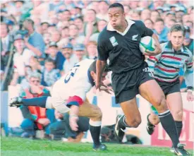  ??  ?? New Zealand’s Jonah Lomu runs around England’s Will Carling on his way to score the opening try in the 1995 Rugby World Cup semi-final.