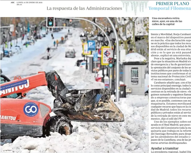  ?? AFP ?? Una excavadora retira nieve, ayer, en una de las calles de la capital