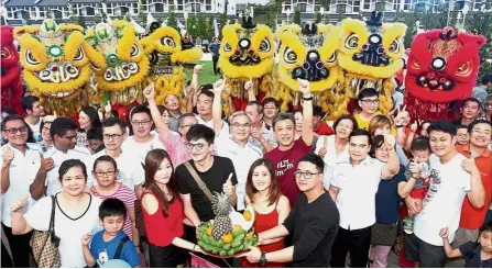 ??  ?? Auspicious day: Cradleton homeowners (from left) Lee Wei Sun, 32, Vong Nyee How, 32, Lee May Yuin, 28, and Alan Hor, 30, holding the ‘good luck’ fruit tray during the event at the Cradleton Terrace Homes in Eco Majestic in Semenyih. Also present at the...