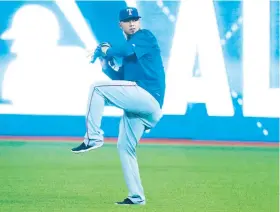  ??  ?? Yovani Gallardo, de Texas, suelta su brazo en preparació­n al partido de esta noche ante los Azulejos de Toronto.