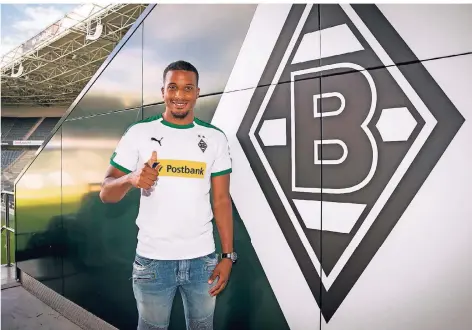  ?? FOTO: BORUSSIA MÖNCHENGLA­DBACH ?? Alassane Plea, der Neue aus Nizza, posiert am Freitag mit Borussia-Trikot und der Raute. Auf dem Rücken trägt er die Nummer 14.