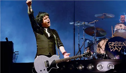  ?? ?? Carismatic­o Il frontman dei Green Day Billie Joe Armstrong, 50 anni, sul palco. L’artista è anche il principale autore della band (foto Roby Bettolini)
●
●