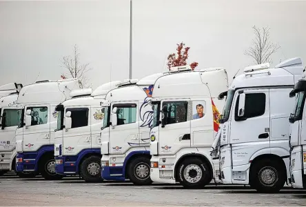  ?? ?? Grupo de camiones estacionad­os en las inmediacio­nes del estadio Civitas Metropolit­ano durante la jornada de ayer.
