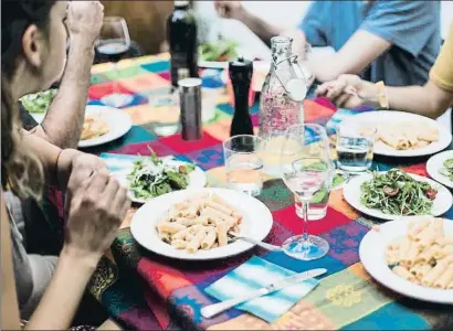  ?? LINDA RAYMOND / GETTY ?? La campaña de la Generalita­t “Implica’t” aconseja una comida al día en familia como prevención