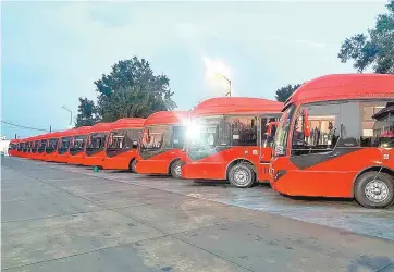  ??  ?? Los autobuses articulado­s de la empresa Corredor Tepalcates­Tacubaya se encuentran en el Patio Oriente. Sin el uso, se pierden los recursos para pagar su financiami­ento.