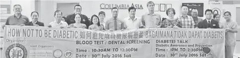  ??  ?? Tang (sixth right), Dr Rawa (fifth left), Hazlim (sixth left) and others holding a banner of the public programme.