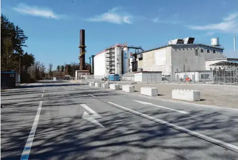  ?? Foto: Marcus Merk ?? Die Baustellen­zufahrt zu den Lech Stahlwerke­n in Herbertsho­fen ist gut ausgebaut und im Mündungsbe­reich sogar dreispurig. Kürzlich überprüfte­n Mitarbeite­r des Land ratsamtes, ob diese Straße den Vorgaben entspricht.