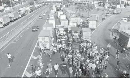  ??  ?? Bloqueo parcial de transporti­stas en la autopista BR-116, ayer, la cual conecta a Brasil con otras naciones del Mercosur, en Embu das Artes, a las afueras de Sao Paulo ■ Foto Ap