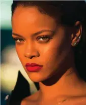  ??  ?? Ci-dessus : Rihanna pour une campagne Fenty Beauty, en 2017. À g. : Bella Hadid sur le défilé Max Mara printempsé­té 2018.