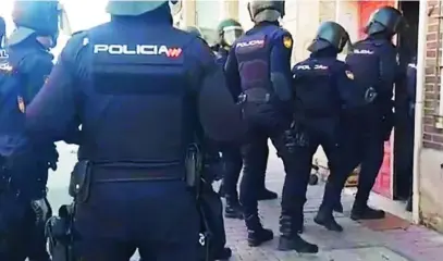  ?? POLICÍA NACIONAL ?? Momento en el que varios agentes de la Policía Nacional llevan a cabo la operación