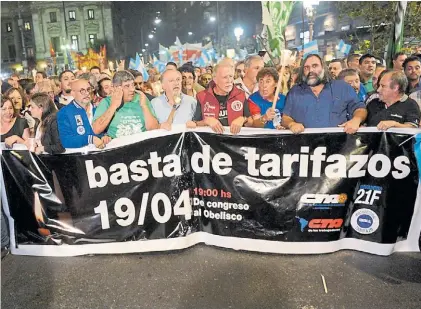  ??  ?? Protesta. Pablo Moyano, Hugo Yasky, Omar Plaini, Pablo Micheli y Roberto Baradel, ayer en la marcha.