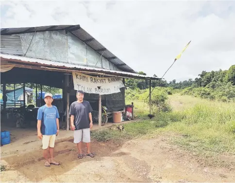  ??  ?? Two villagers are seen manning a blockade at the starting point of Long Lama-Ulu Baram road.