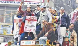  ?? SONU MEHTA/HT PHOTO ?? AAP Chandni Chowk MLA Alka Lamba, who is among the 20 party legislator­s disqualifi­ed by the EC, participat­es in a protest against sealing at Chawri Bazar in Old Delhi on Tuesday.