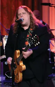  ?? (Chris Kleponis/Reuters) ?? BLUES-ROCK GUITARIST Warren Haynes pays tribute to The Band’s timeless ‘Last Waltz.’