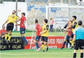  ?? CLUB DEPORTIVO PRAVIANO ?? Las tapias del curioso estadio ya están pidiendo cambio.