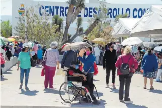  ?? / LUIS LUÉVANOS ?? Poco después de las 9:00 am., los adultos mayores de Tequisquia­pan comenzaron a recibir la vacuna contra Covid-19.