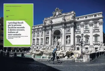  ?? KEYSTONE ?? Stranieri attirati non solo dalle bellezze artistiche italiane. Nel riquadro il saggio di Vorpe