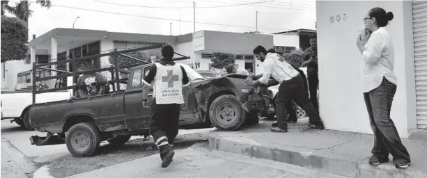  ?? DANIEL AYALA ?? &gt;La camioneta Datsun terminó arriba de la banqueta y chocó contra el muro de un local en la esquina. sufrieron daños luego de la aparatosa carambola en el Centro de Guamúchil. de ayer aproximada­mente se registró el percance, que dejó solo daños materiales.