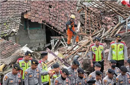  ?? — AP ?? Ongoing mission: Rescuers searching for victims at a village hit by an earthquake-triggered landslide in Cianjur, West Java.
